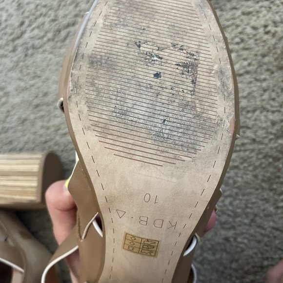 Heels with criss cross toe strap and striped thick heel - Picture 4 of 7